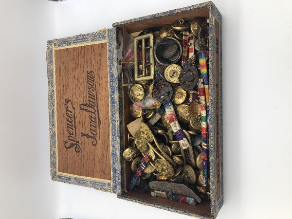 A LARGE COLLECTION OF MILITARY INSIGNIA