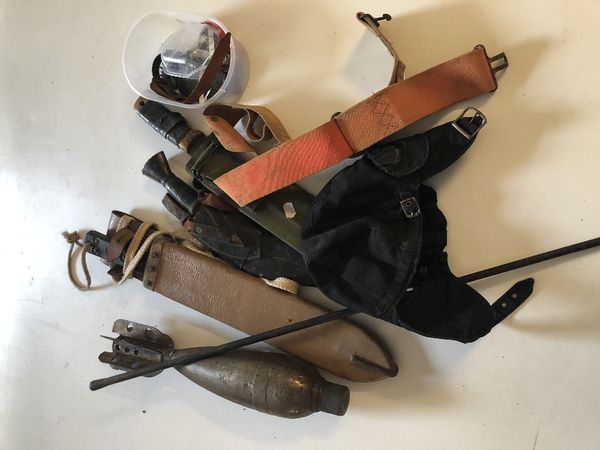 A COLLECTION OF MILITARIA