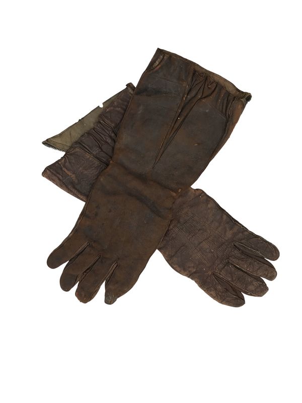 A PAIR OF WORLD WAR I LEATHER FLYING GLOVES