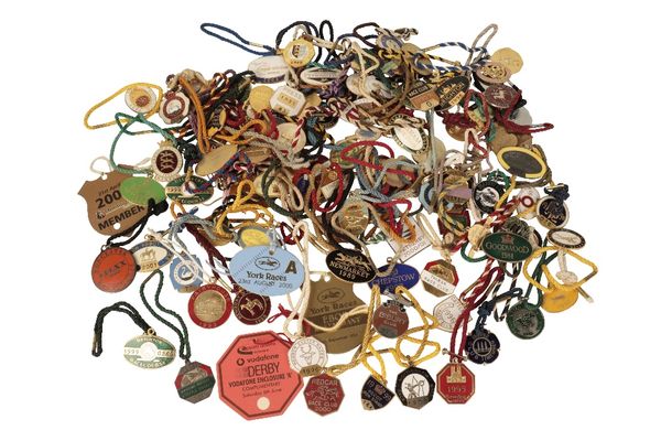 A LARGE COLLECTION OF VARIOUS HORSE RACING MEMBERS BADGES