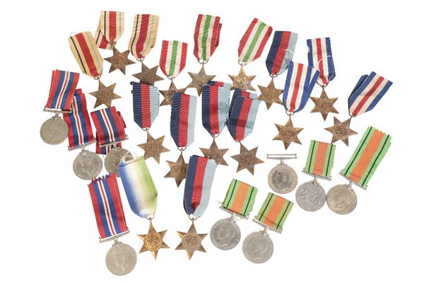 A LARGE COLLECTION OF WW2 MEDALS