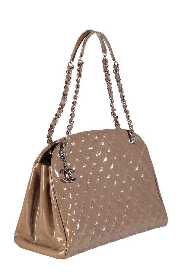 A CHANEL TAUP METALLIC QUILTED LEATHER TOTE BAG,