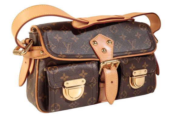 A LOUIS VUITTON MONOGRAMMED HANDBAG,