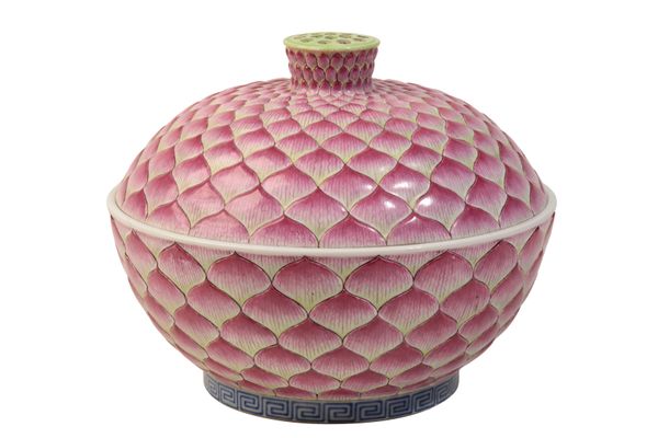 FAMILLE ROSE 'LOTUS-POD' COVERED BOWL