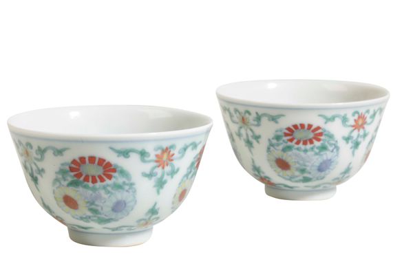 SMALL PAIR OF DOUCAI BOWLS