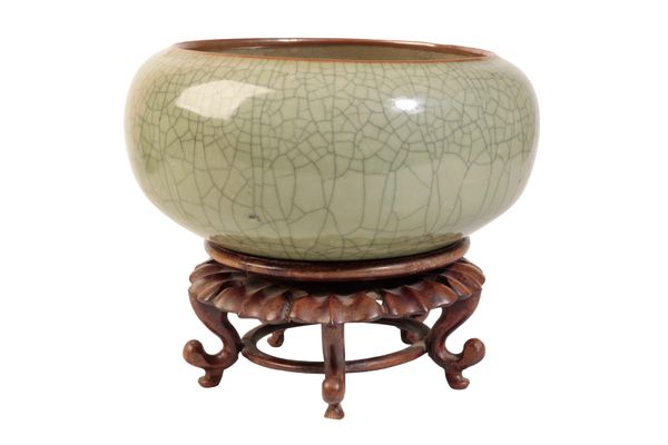 A CHINESE CELADON CRACKLE-GLAZE CENSER,