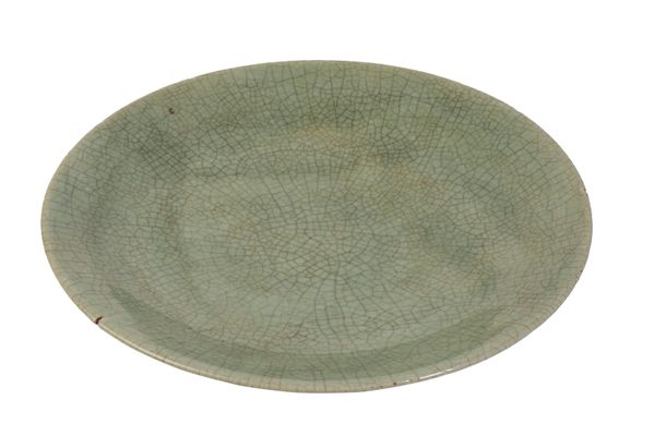 A LARGE CELADON CRACKLE-GLAZE CHARGER,