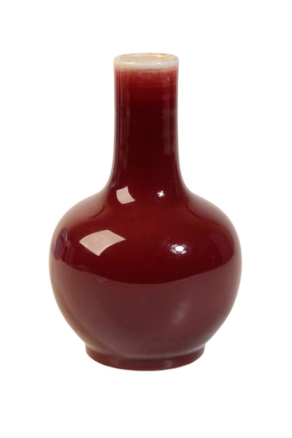 SMALL OX-BLOOD GLAZE BOTTLE VASE, LATE QING / REPUBLIC PERIOD