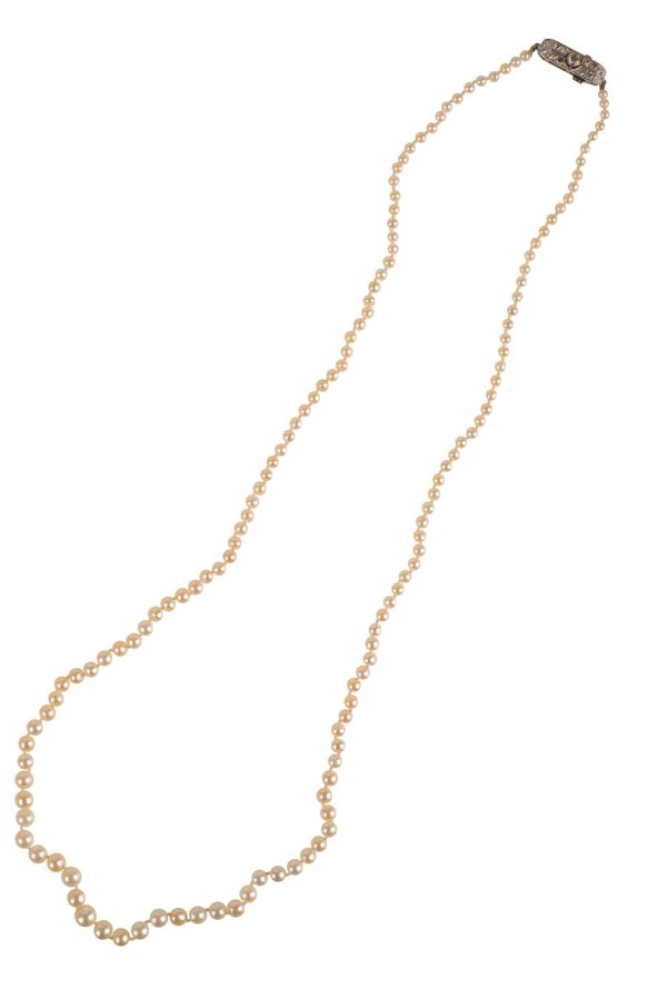 AN ART DECO PEARL NECKLACE