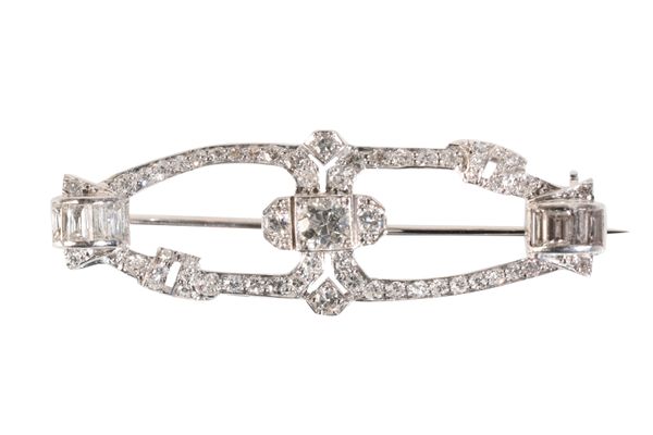 AN ART DECO DIAMOND BROOCH