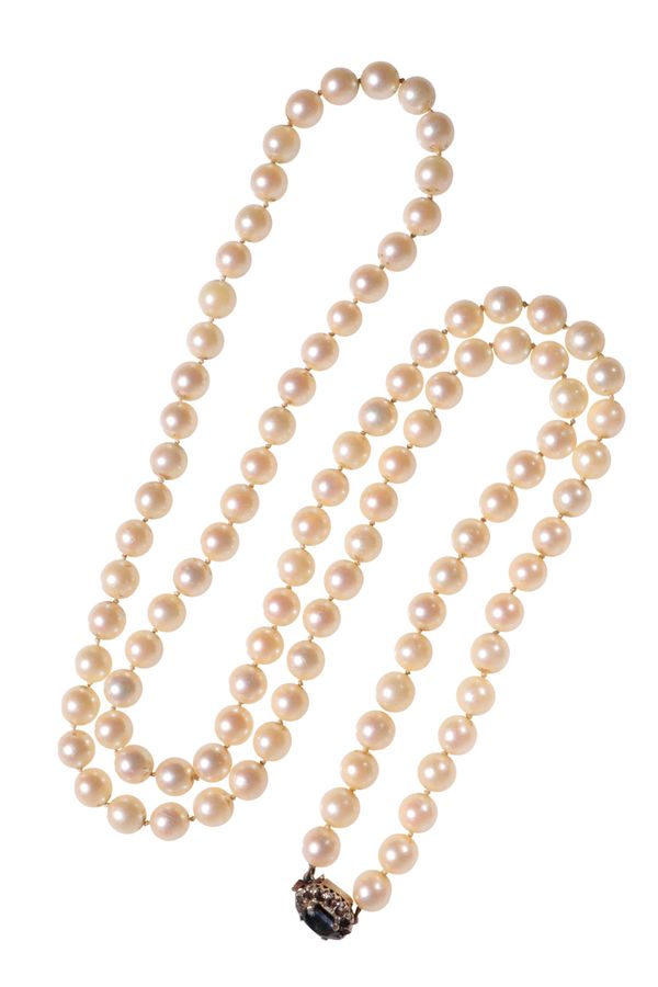 A SINGLE STRAND CULTURED PEARL NEACKLACE