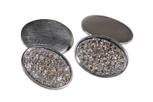 A PAIR OF DIAMOND CLUSTER CUFFLINKS