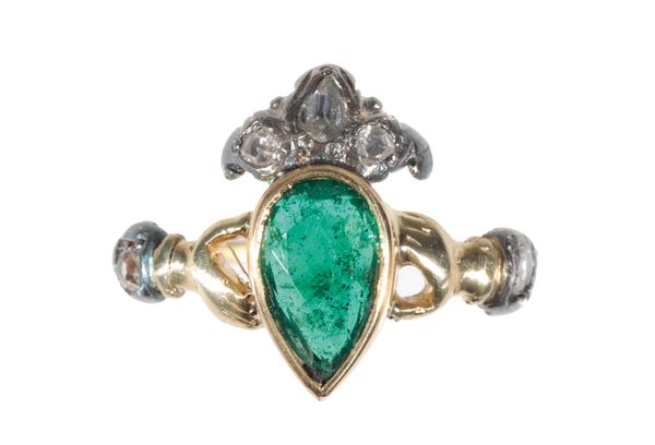 A 19TH CENTURY EMERALD RING WITH HAND-SHAPED SHOULDERS