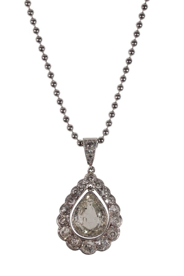 A DIAMOND PENDANT NECKLACE