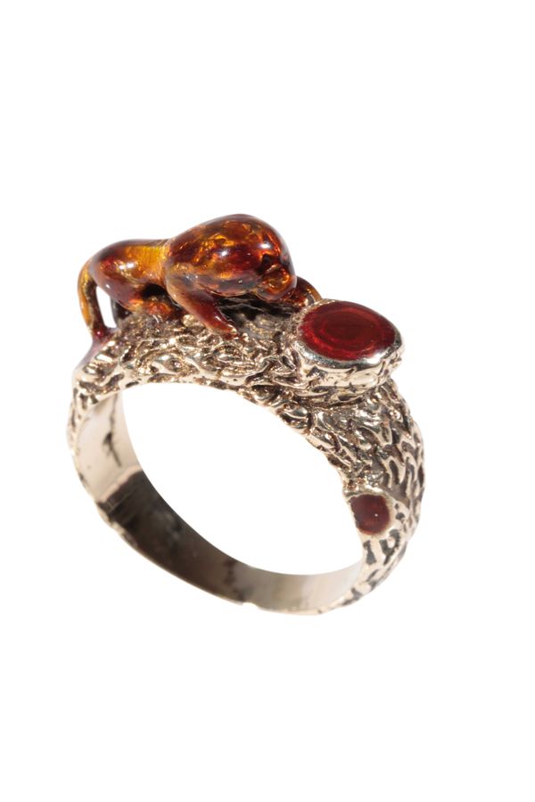 AN UNUSUAL LION DRESS RING