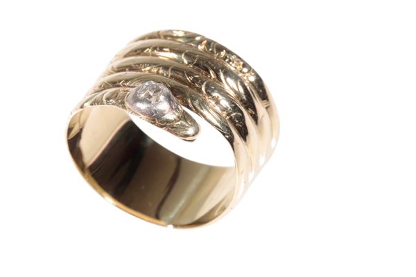 AN UNMARKED YELLOW GOLD AND DIAMOND SNAKE RING,