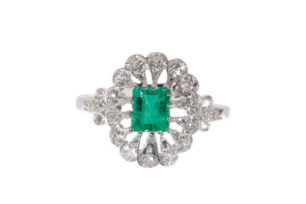 AN EMERALD AND DIAMOND CLUSTER RING