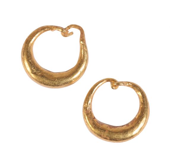 A PAIR OF ROMAN GOLD HOOP EARRINGS