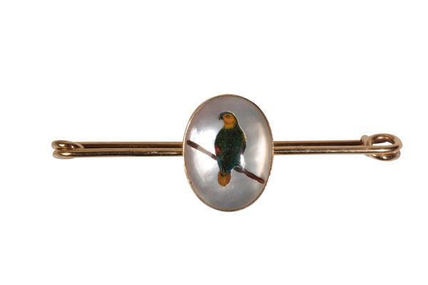 AN ESSEX CRYSTAL PARROT BAR BROOCH IN 9CT YELLOW GOLD