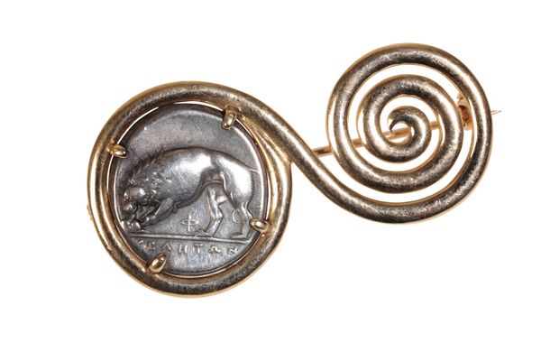 A BULGARI 18CT YELLOW GOLD SWIRL BROOCH SET WITH AN ANCIENT COIN DEPICTING A WOLF