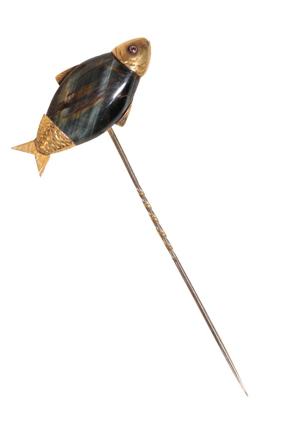 A YELLOW GOLD AND LABRADORITE FISH STICK PIN