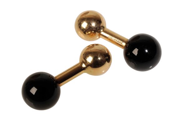 A PAIR OF 1970S TIFFANY AND CO ONYX AND 18CT YELLOW GOLD BARBELL CUFFLINKS