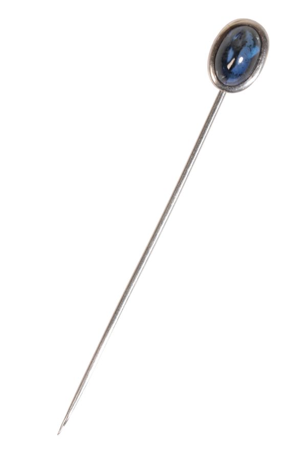 A RARE FRENCH ART DECO CABOCHON SAPPHIRE STICK PIN