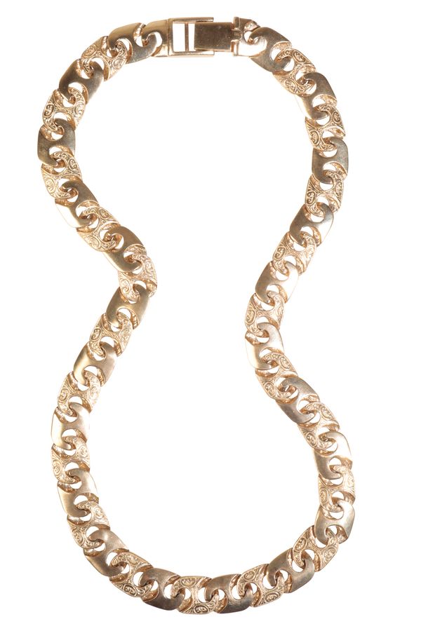 A 1970'S ITALIAN ENGRAVED FLAT CABLE CHAIN LINK NECKLACE IN 9CT YELLOW GOLD