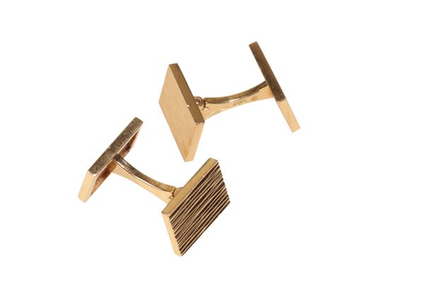 A PAIR OF 1940S VAN CLEEF AND ARPLES TEXTURED 18CT YELLOW GOLD CUFFLINKS