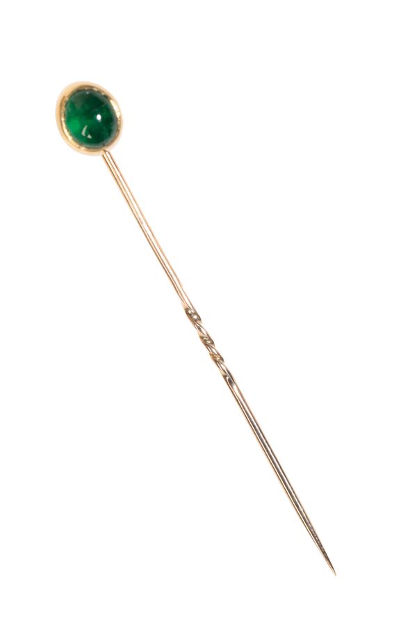 A CABOCHON EMERALD STICK PIN SET IN 18CT YELLOW GOLD