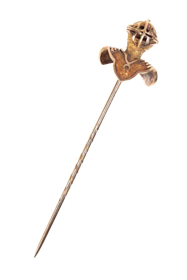 AN ARMOURED HELMET STICK PIN IN YELLOW GOLD