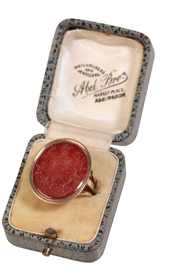 A CARNELIAN INTAGLIO SIGNET RING IN GOLD