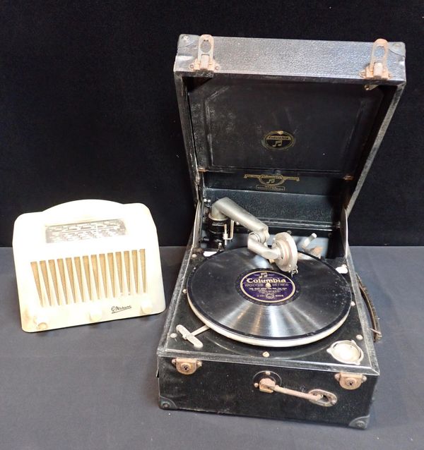 A COLUMBIA No.202 PORTABLE 'GRAFONOLA' GRAMOPHONE