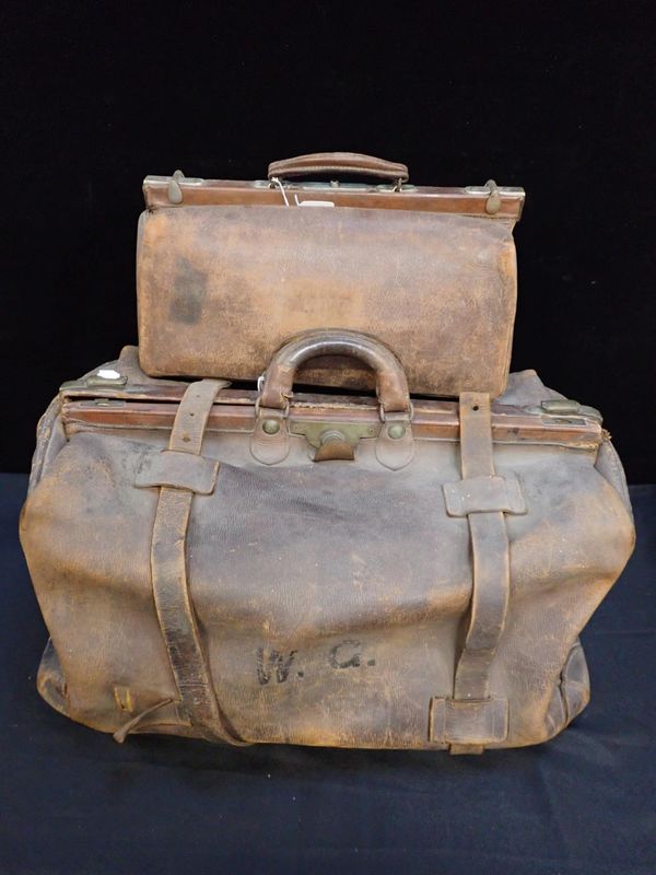 A VERY LARGE ANTIQUE GLADSTONE BAG