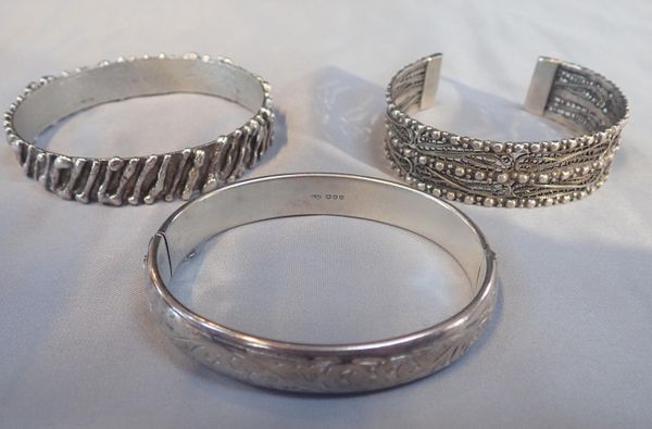 A HALLMARKED SILVER MODERNIST BARK BANGLE