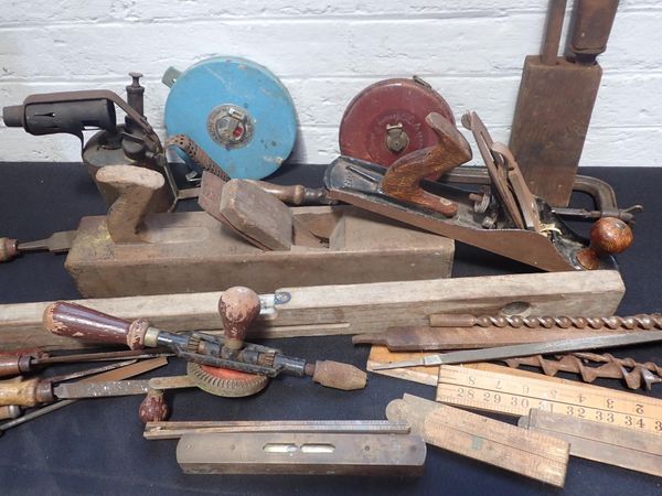 A QUANTITY OF VINTAGE TOOLS