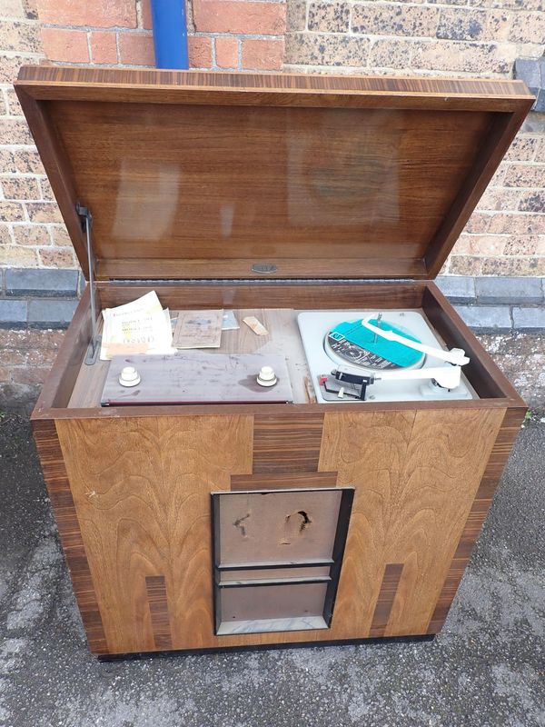 AN ART DECO RADIO GRAMOPHONE DEVELOPMENT Co Ltd RADIOGRAM