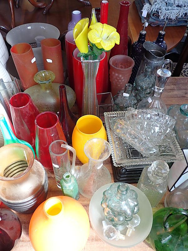 A QUANTITY OF MIXED GLASS