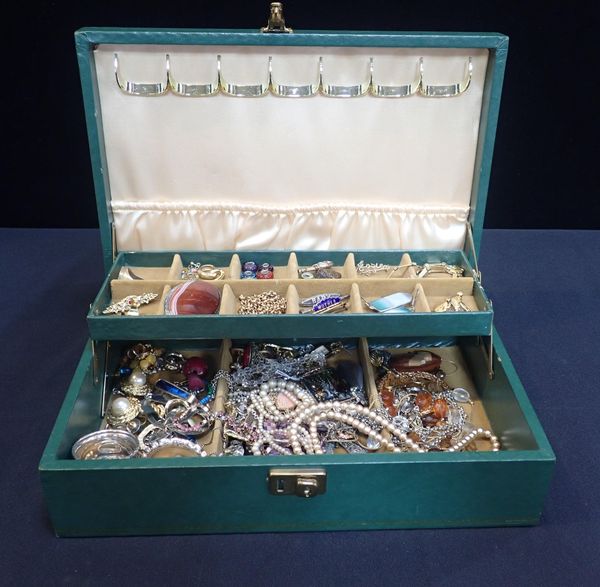 A COLLECTION OF JEWELLERY