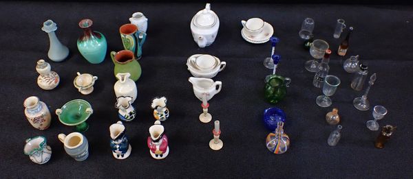 A COLLECTION OF DOLL'S HOUSE AND MINIATURE CERAMICS AND GLASSWARE