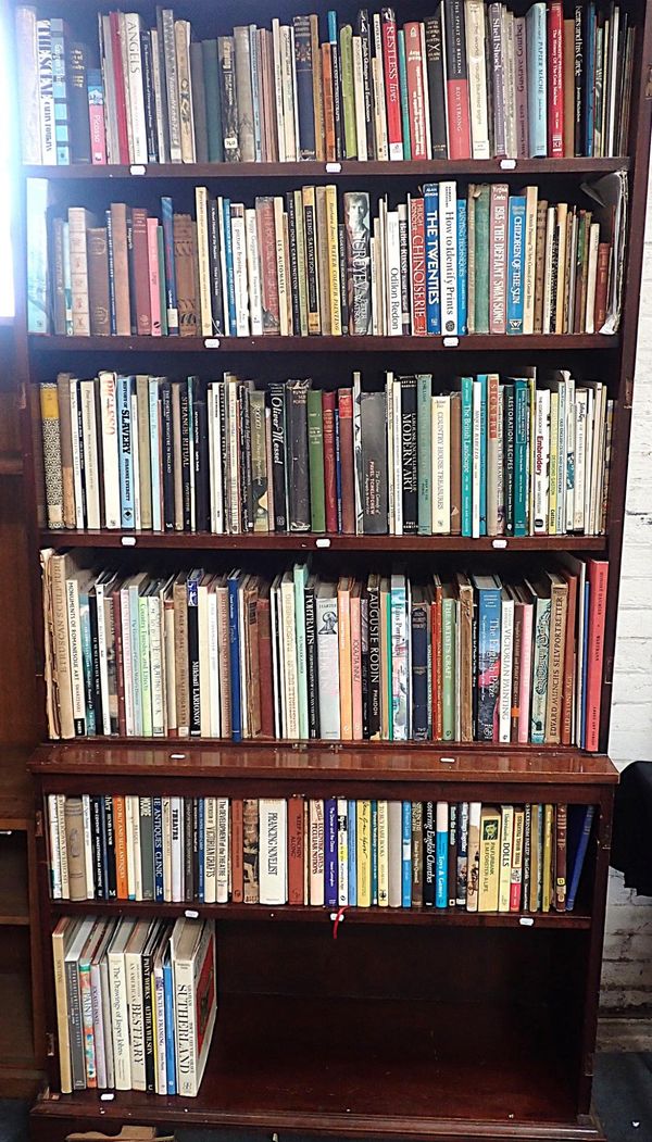 A LARGE COLLECTION OF BOOKS ON ART