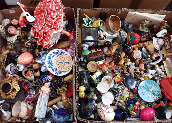 A LARGE COLLECTION OF MISCELLANEOUS SMALL ITEMS