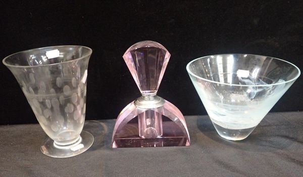 AN ART DECO STYLE PINK GLASS PERFUME BOTTLE