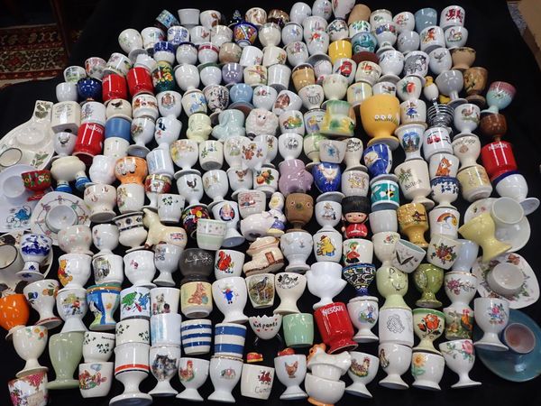 A LARGE AND VARIED QUANTITY OF EGG CUPS