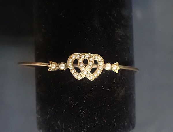 AN EXPANDING UNMARKED YELLOW METAL BRACELET