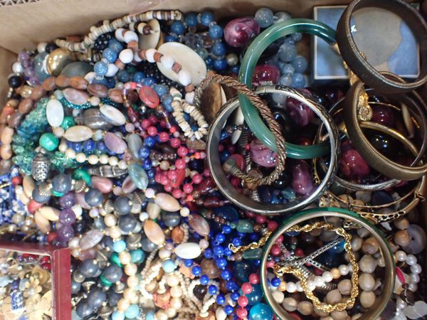 A LARGE COLLECTION OF COSTUME JEWELLERY