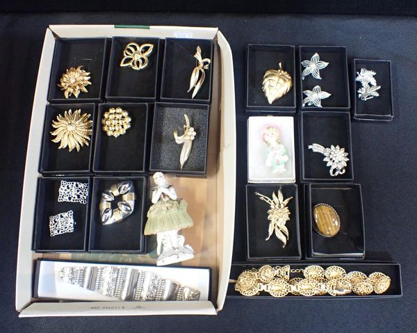 A COLLECTION OF VINTAGE EMMONS AND OTHER COSTUME JEWELLERY;
