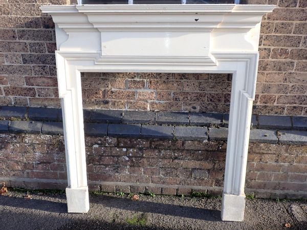 AN EARLY 20TH CENTURY CREAM PAINTED WOODEN FIRE SURROUND