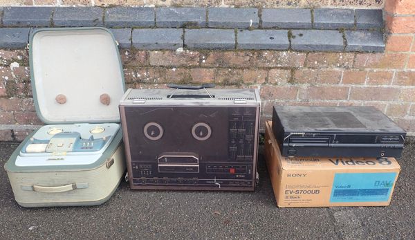 A GRUNDIG TK35 REEL TO REEL TAPE PLAYER