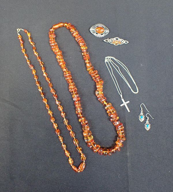 AN AMBER NECKLACE, OF IRREGULAR BEADS